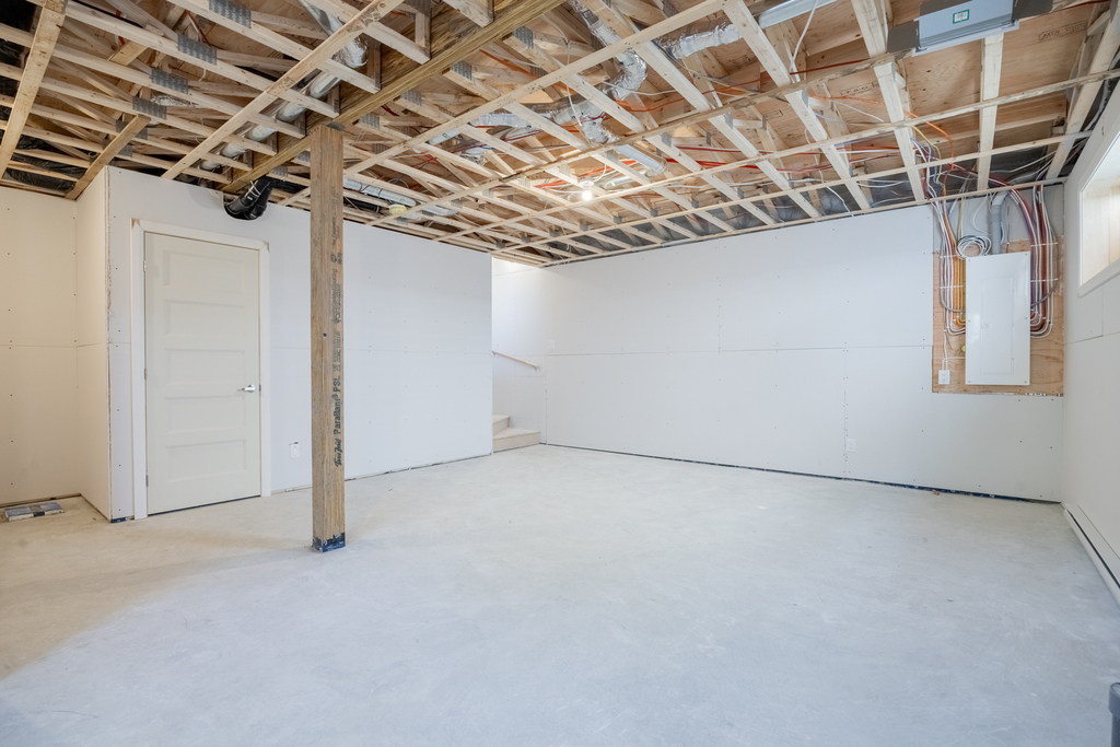 Bienvenue dans cette charmante propriété de 3 chambres à coucher, idéale pour une famille à la recherche d'espace, de confort et de tranquillité! Dès votre arrivée, vous serez séduit par ses espaces de vie lumineux, son aménagement fonctionnel et l'ambiance chaleureuse qui y règne. La cuisine conviviale s'ouvre sur des aires de vie accueillantes, parfaites pour le quotidien comme pour les moments passés en famille ou entre amis. Les trois chambres offrent un espace confortable et polyvalent, que ce soit pour une famille, le télétravail ou une chambre d'invités.